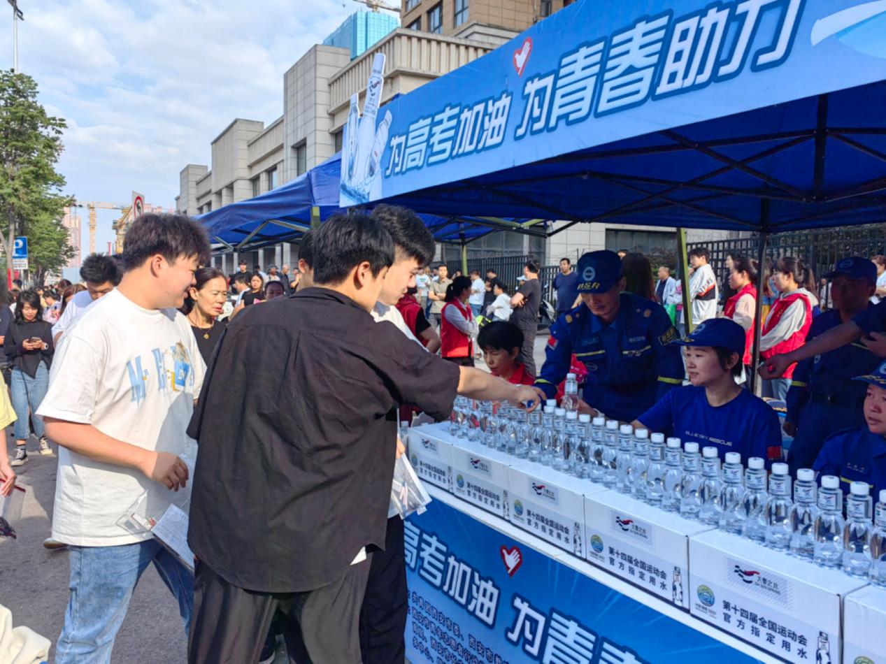 0607秦之泉飲品集團(tuán)：為高考加油 為青春助力.jpg