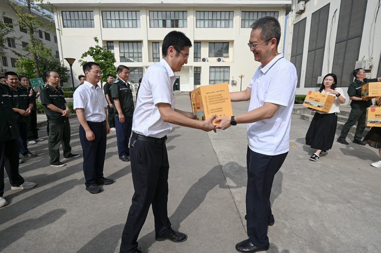 8月8日，陜西水務(wù)發(fā)展集團(tuán)黨委副書(shū)記、工會(huì)主席董鵬帶隊(duì)深入引漢濟(jì)渭嶺北工區(qū)開(kāi)展“送清涼”慰問(wèn)活動(dòng).jpg
